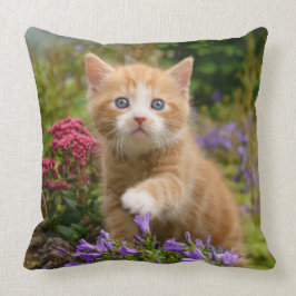 Keukenginger kitten in een tuin kussen