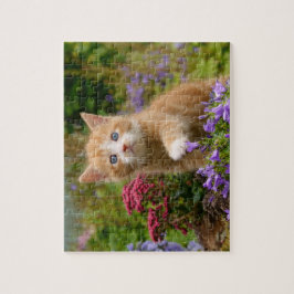 Keukenginger kitten in een tuin legpuzzel