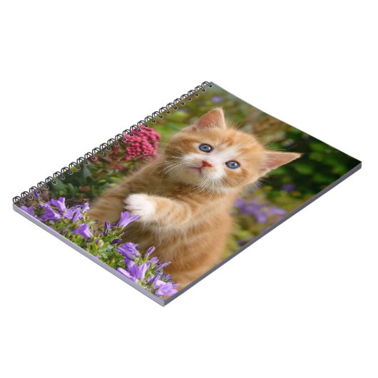 Keukenginger kitten in een tuin notitieboek (Linkerzijde)