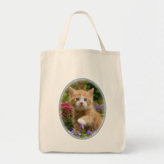 Keukenginger kitten in een tuin tote bag
