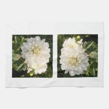 Keukenhanddoek met twee elegante witte dahlias