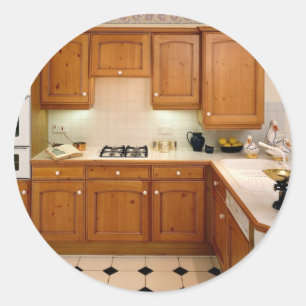 Keukeninterieur met ontbijtbar en oven ronde sticker