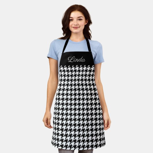 Keukenkeuken met een zwart en wit houndstooth-patr schort (Gedragen)