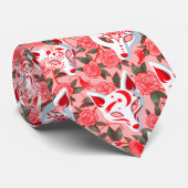 Keukenmaskers en bloeiende camellia op roze stropdas (Opgerold)