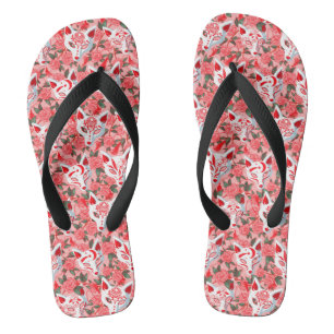 Keukenmaskers en bloeiende camellia op roze teenslippers