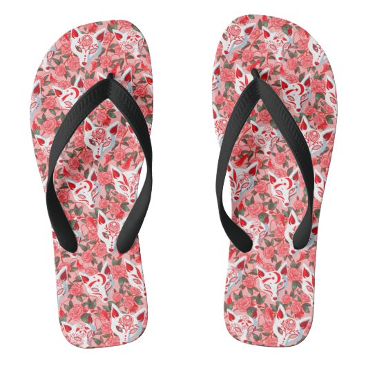Keukenmaskers en bloeiende camellia op roze teenslippers (Voetbed)