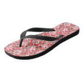 Keukenmaskers en bloeiende camellia op roze teenslippers (Schuin)