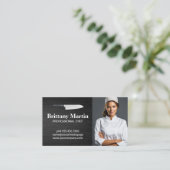 Keukenmeslogo | Vrouwelijke Chef Lachend Visitekaartje (Staand voorkant)