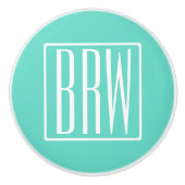 Keurig Modern 3 Initiaal Monogram | Wit Op Aqua Keramische Knop (Voorkant)