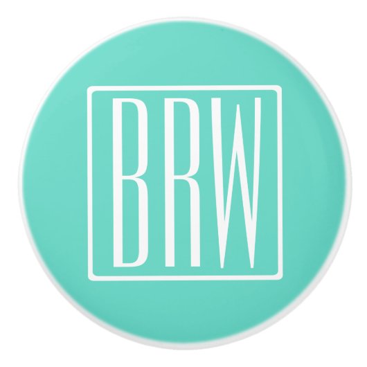 Keurig Modern 3 Initiaal Monogram | Wit Op Aqua Keramische Knop (Voorkant)