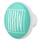 Keurig Modern 3 Initiaal Monogram | Wit Op Aqua Keramische Knop (Rechts)