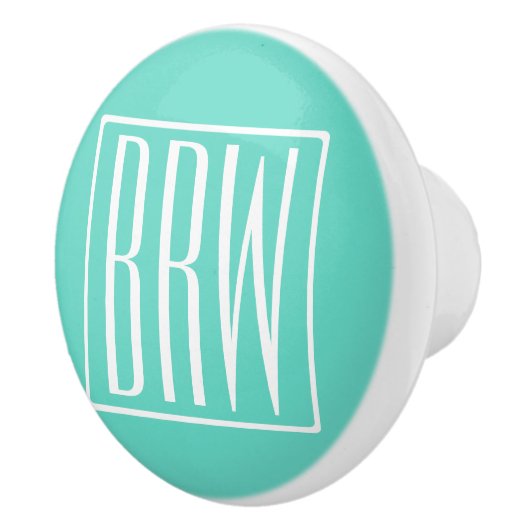 Keurig Modern 3 Initiaal Monogram | Wit Op Aqua Keramische Knop (Rechts)