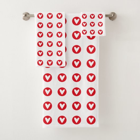 Keurig rood hartembleemmotief op wit bad handdoek (Insitu)