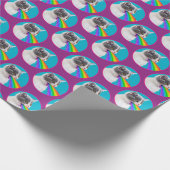 Keuten spuugt regenboog op cadeaupapier (Hoek)