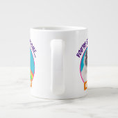 Keuten spuugt regenboog op grote koffiekop (Achterkant)