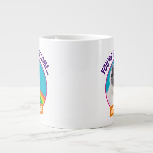 Keuten spuugt regenboog op grote koffiekop (Voorkant)