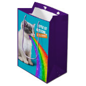 Keuten spuugt regenboog op medium cadeauzakje (Voorkant Gekanteld)