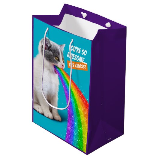 Keuten spuugt regenboog op medium cadeauzakje (Voorkant Gekanteld)