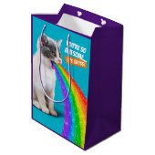 Keuten spuugt regenboog op medium cadeauzakje (Achterkant Gekanteld)