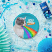 Keuten spuugt regenboog op papieren bordje (Feest)