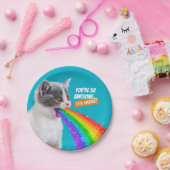 Keuten spuugt regenboog op papieren bordje (Feest)