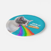 Keuten spuugt regenboog op papieren bordje (Gekanteld)