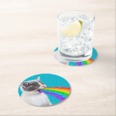 Keuten spuugt regenboog op ronde kartonnen onderzetter (Insitu)