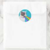 Keuten spuugt regenboog op ronde sticker (Tas)