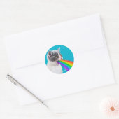 Keuten spuugt regenboog op ronde sticker (Envelop)