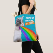 Keuten spuugt regenboog op tote bag (Dichtbij)