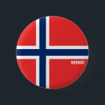 kever charmerend patriottisch ronde button 5,7 cm<br><div class="desc">De Noorse Button van de Vlag charmerend Patriottisch met de Noorse vlag gedrukt over de hele knoop. De naam van het land is subtiel geïntegreerd in het ontwerp onderaan. De tekst kan volledig worden aangepast met de functie "Aanpassen!". Deze mooie Noorse Button is het stijlvolle geschenk voor elke gelegenheid. ©...</div>