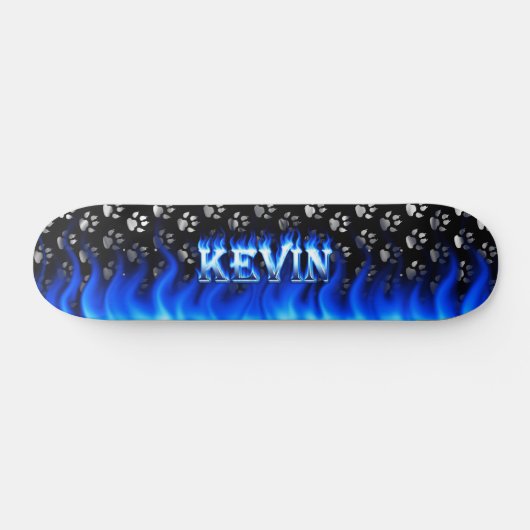 Kevin skateboard blauw vuur en vlammenontwerp. (Horizontaal)