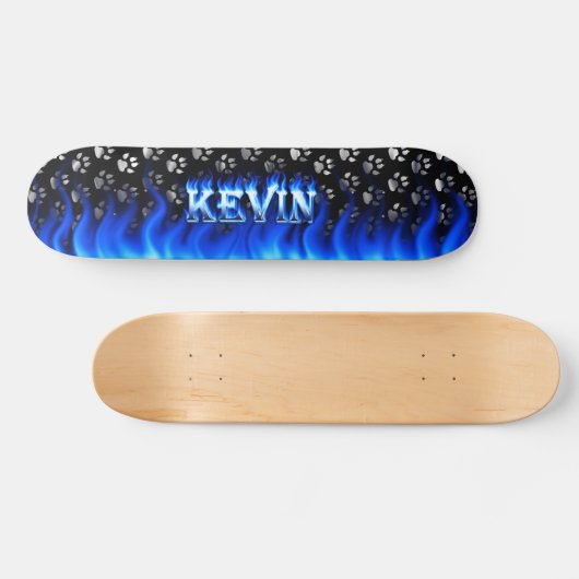 Kevin skateboard blauw vuur en vlammenontwerp. (Horizontaal)