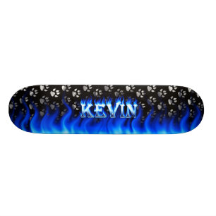Kevin skateboard blauw vuur en vlammenontwerp.
