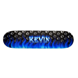 Kevin skateboard blauw vuur en vlammenontwerp.