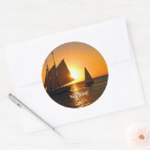 Key West, zonsondergang en zeilboten, Ronde Sticker (Envelop)