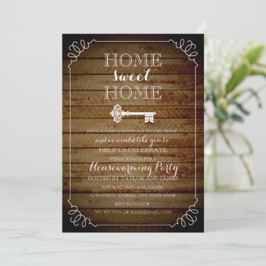 Key Wood Look Housewarming Uitnodigen Kaart (Staand voorkant)