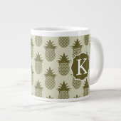 Khaki Pineapple Pattern | Voeg je Initiaal toe Grote Koffiekop (Voorkant rechts)