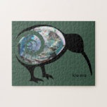 KIA ORA NZ KIWI BLACK PAUA FERN KORU NEW ZEALAND LEGPUZZEL<br><div class="desc">Nieuw-Zeelandse kiwi-vogel in het zwart gekleurd met een dunne, glanzende, blauwe, groene pāua shell-kleurstof bedekt met een gekromde groene fern koru. Er is douanetekst bij de basis van dit ontwerp NZ als u een naam, bericht, kia ora, of andere gepersonaliseerde tekst wilt toevoegen. De Kiwi-vogel is een icoon voor Aotearoa...</div>