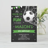 Kick-up een leuke voetbal verjaardag uitnodiging (Staand voorkant)