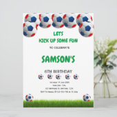 Kick Up Voetbal verjaardagsuitnodiging Kaart (Staand voorkant)