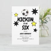 Kickin het op Six Soccer 6th Birthday Party Kaart (Staand voorkant)