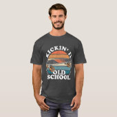 Kickin it Old School 80s Retro Skateboard 90s T-shirt (Voorkant volledig)