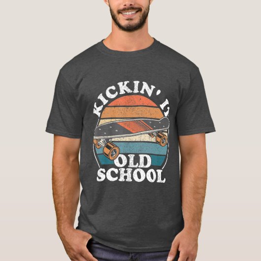 Kickin it Old School 80s Retro Skateboard 90s T-shirt (Voorkant)