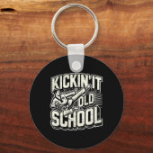 Kickin It Old School Karate Vechtkunst Sleutelhanger (Voorkant)