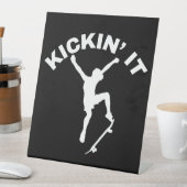 Kickin' It Reclamebord Met Voetstuk (Insitu)