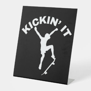 Kickin' It Reclamebord Met Voetstuk