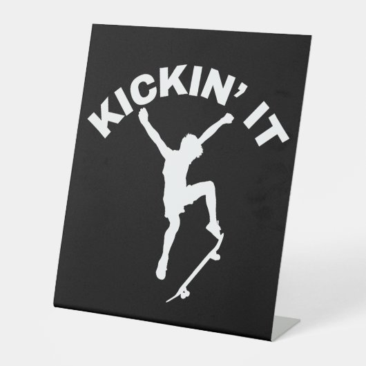 Kickin' It Reclamebord Met Voetstuk (Voorkant)
