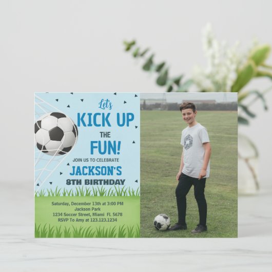 Kickoff Voetbal Verjaardag Uitnodiging met foto (Staand voorkant)