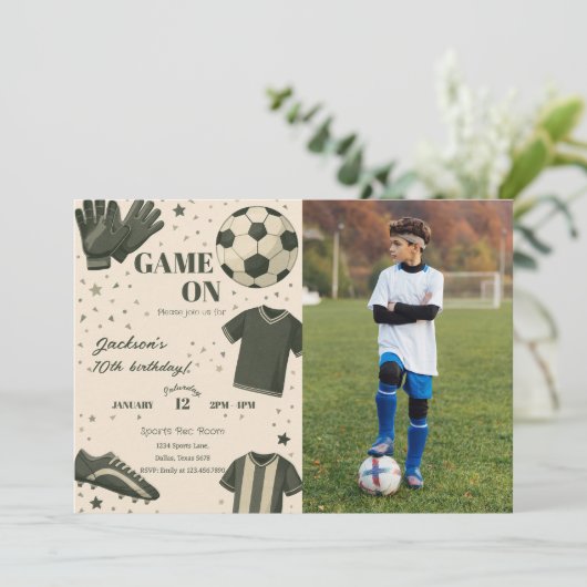 Kids Soccer Themed Birthday Photo Invitation Kaart (Staand voorkant)